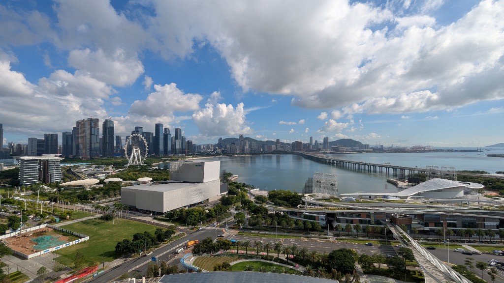 蓝天下的深圳湾城市天际线与滨海区域。